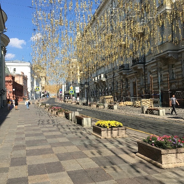 Москва улица большая дмитровка. Большая Дмитровка 19. Широкая улица. Большая Дмитровка 24. Огромная Москва.