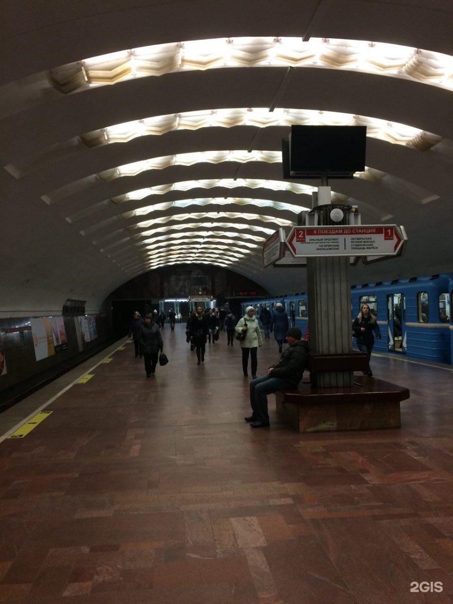 выход из метро площадь ленина