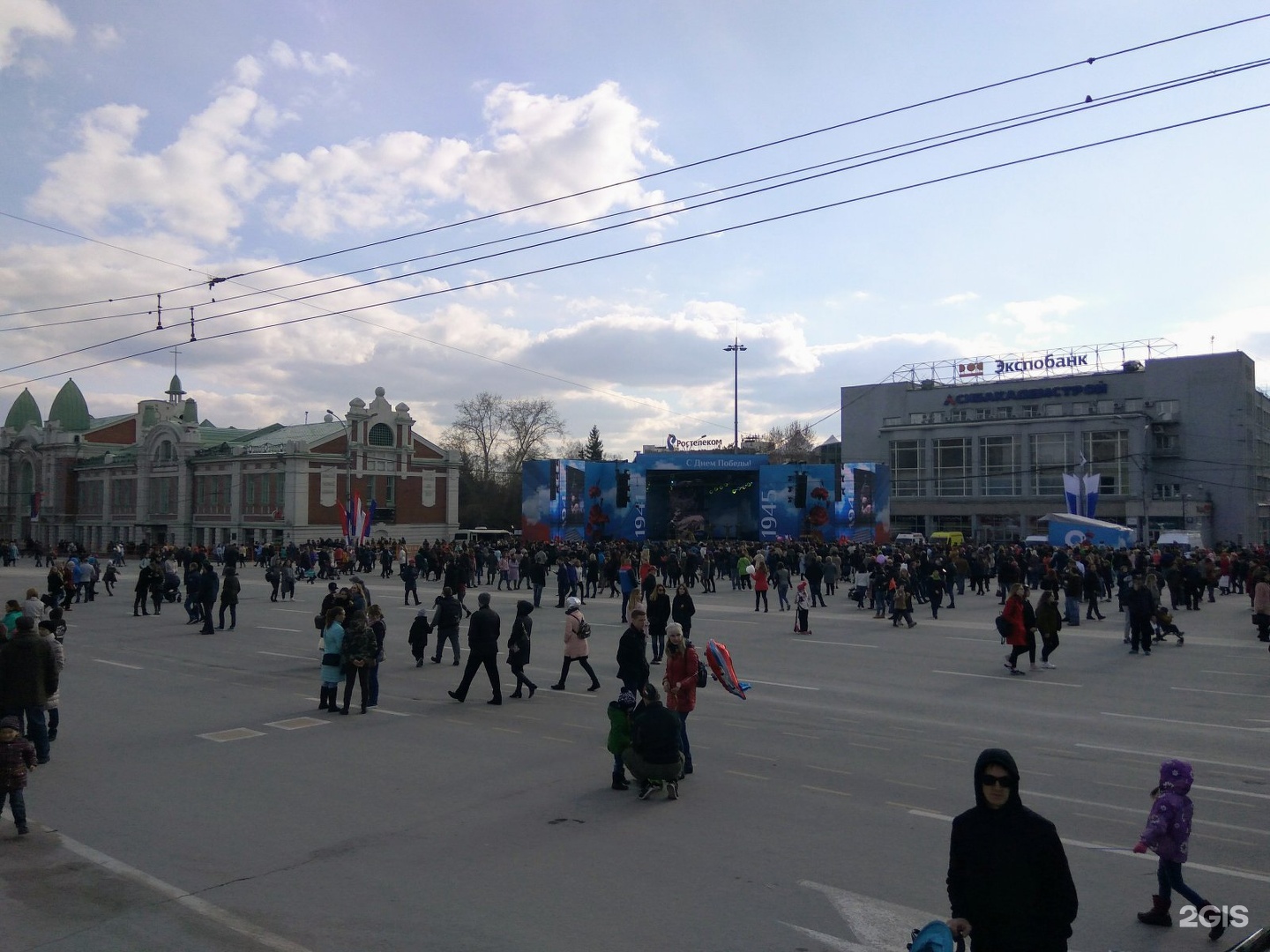 Площадь ленина новосибирск фото. Центральная площадь Новосибирска. Новосибирск площадь Ленина 2. Оооприцепцентр Новосибирск площадь Ленина. Peoples Новосибирск площадь Ленина.