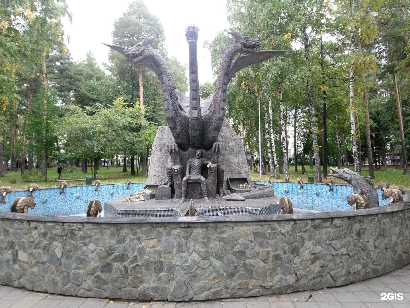змей горыныч и кощей бессмертный памятник в новосибирске. памятник змею горынычу в новосибирске. змей горыныч новосибирск памятник. фонтан змей горыныч и кощей в новосибирске. горыныч новосибирск.
