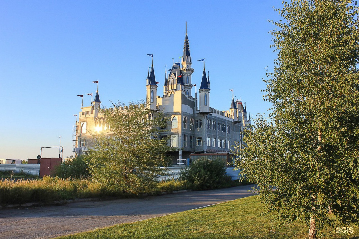 Два кургана. Замок в Кургане в Заозерном. Каприз ленд Курган замок. Замок в Кургане в 1 микрорайоне. Курган Заозерный замок в 1 микрорайоне.