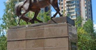 памятник батыру в павлодаре улица кутузова. памятники и скульптуры павлодара. памятники павлодара. батыры павлодара. памятник тайлак батыру.