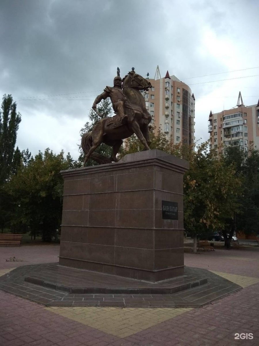 Павлодар батыра. Памятник баян батыру в Павлодаре. Памятник баянисту. Баян на памятник. Батбаян памятник.