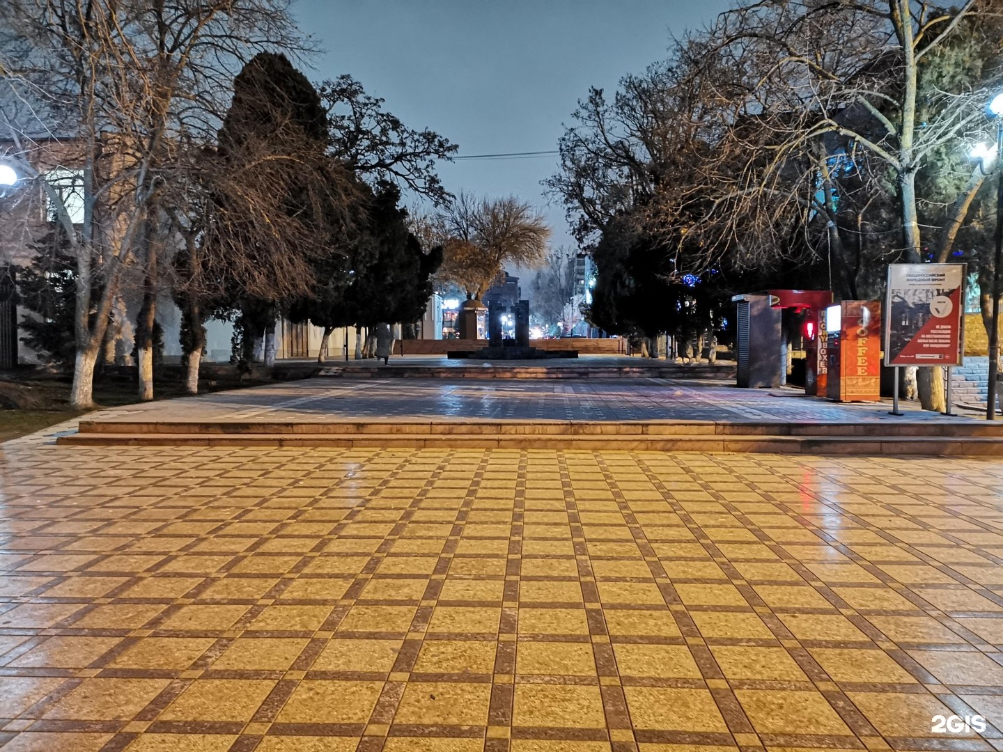 Родопский бульвар в Махачкале ночью