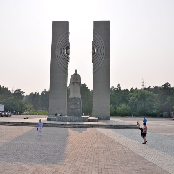 Памятник курчатову в челябинске фото