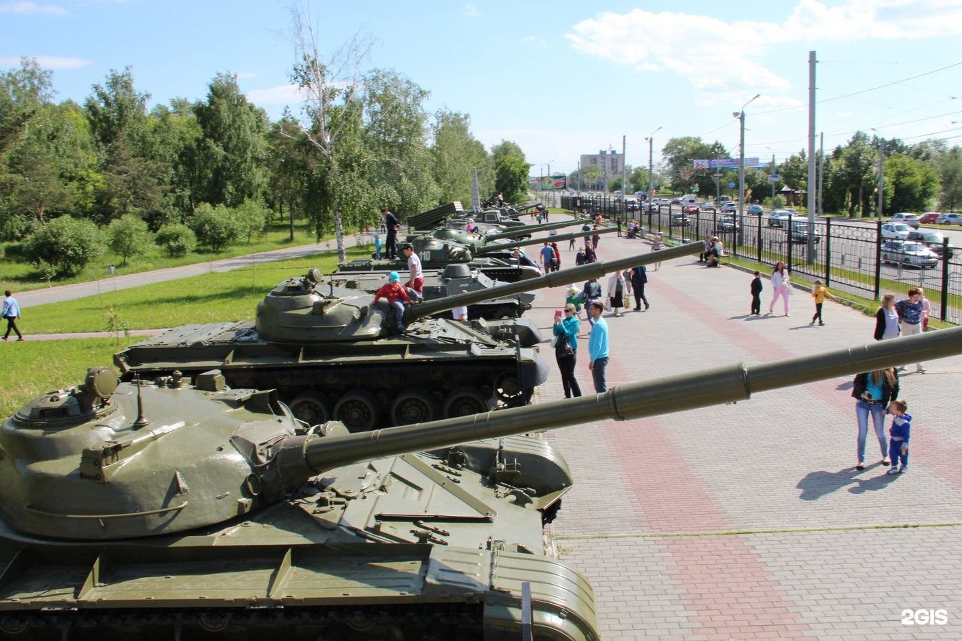 Сад победы челябинск фото военной техники