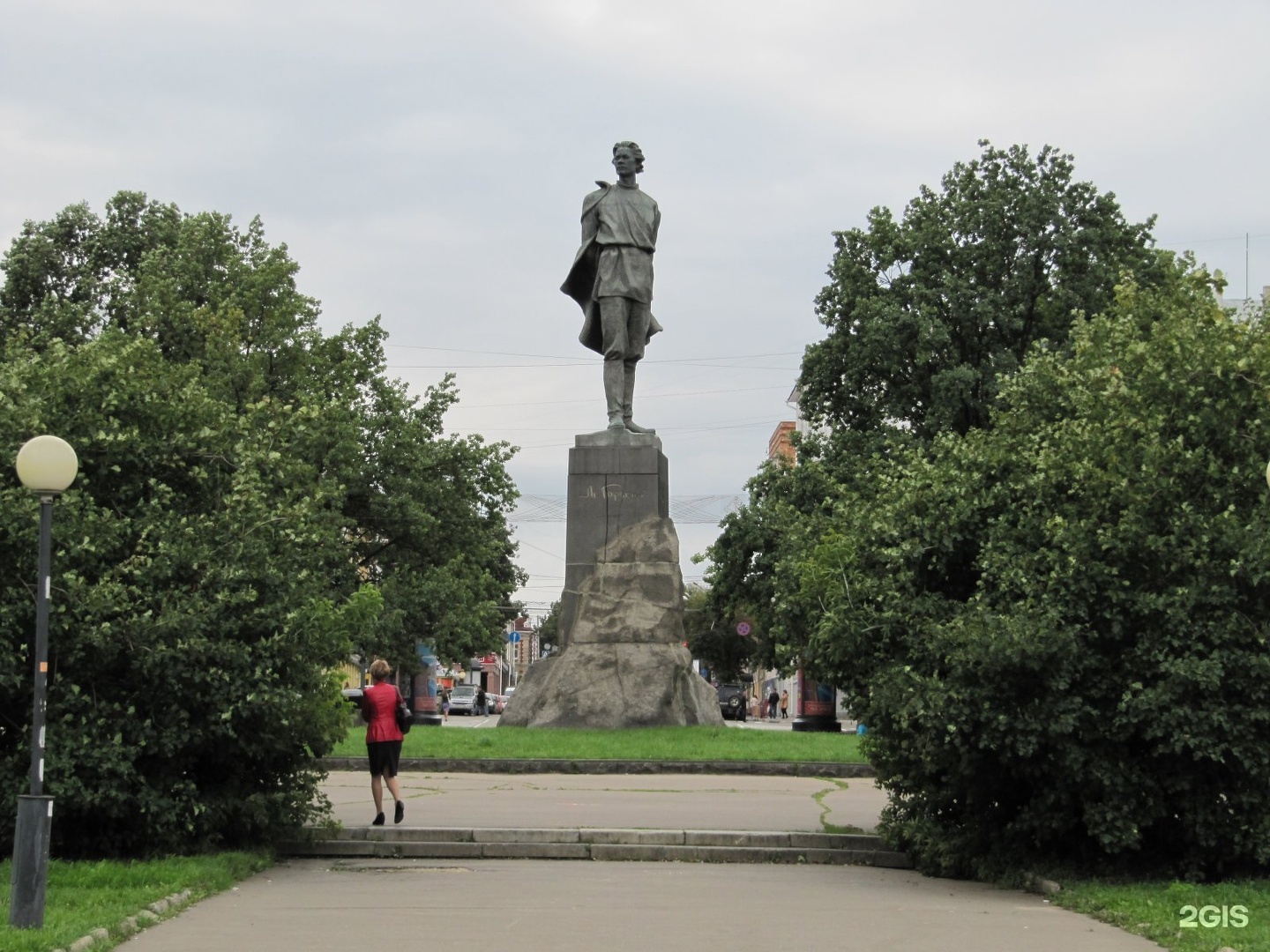 Памятник горькому в нижнем новгороде на площади горького