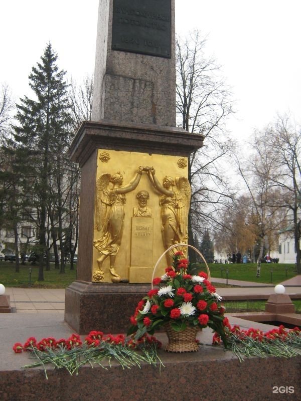 Памятник в честь пожарского. Обелиск Минину и Пожарскому в Нижнем Новгороде. Обелиск в честь Минина и Пожарского в Нижегородском Кремле. Нижний Новгород Кремль Обелиск в честь Минина и Пожарского. Стелла в Кремле Нижний Новгород.