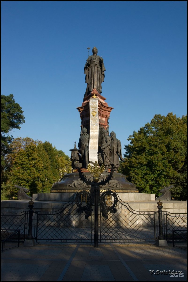 Памятник Екатерине II (Краснодар). Памятник императрице Екатерине II Краснодар. Памятник Екатерине Калининградской области п. Ворота императрице Екатерине в Новочеркасске.