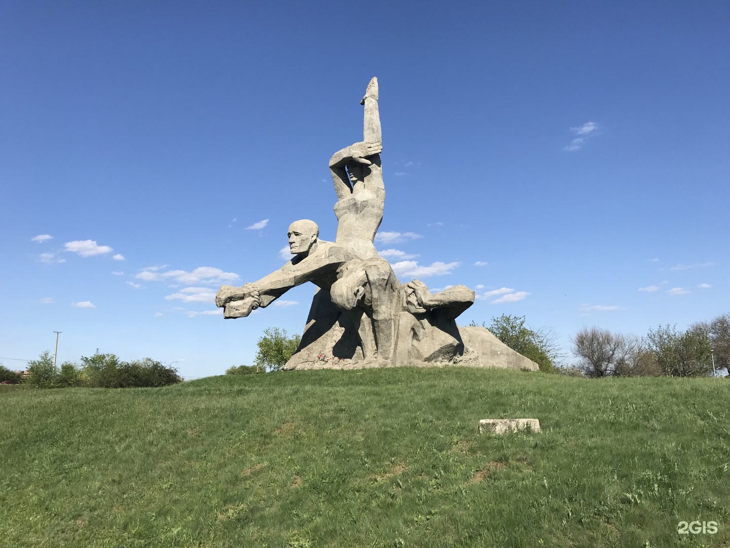 Памятник жертвам в гатчине. Мемориальный комплекс Змиевская балка. Мемориальный комплекс жертвам фашизма Змиевская балка Ростов-на-Дону. Змиёвская балка Ростов на Дону памятник. Мемориал жертвам фашизма Змиёвская балка.