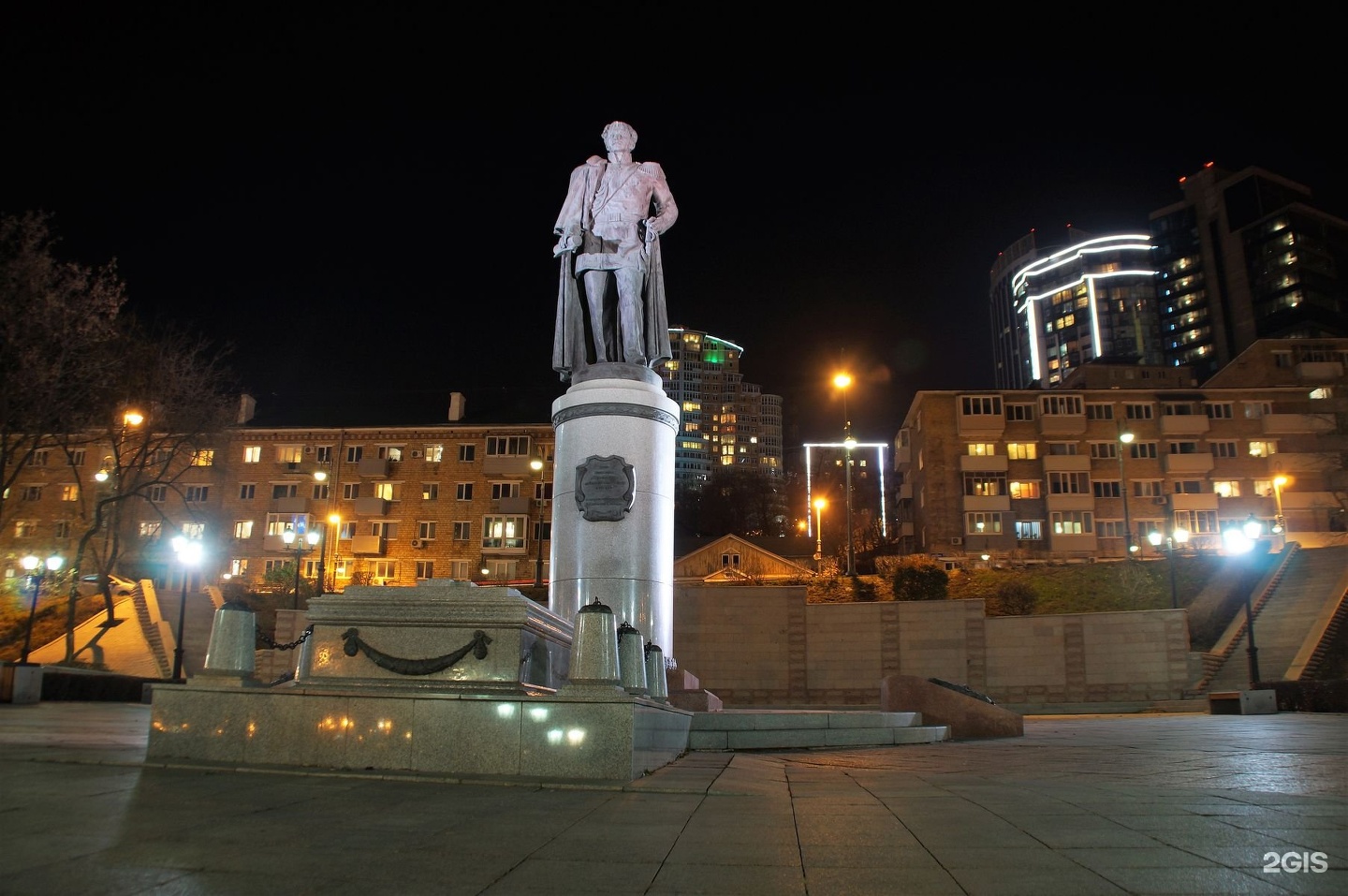 Амур владивосток. Памятник Муравьеву Амурскому во Владивостоке. Муравьев Амурский Владивосток. Могила Муравьева-Амурского во Владивостоке. Граф муравьев Амурский памятник во Владивостоке.