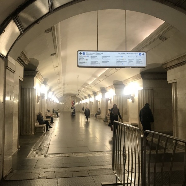 Выход из метро смоленская