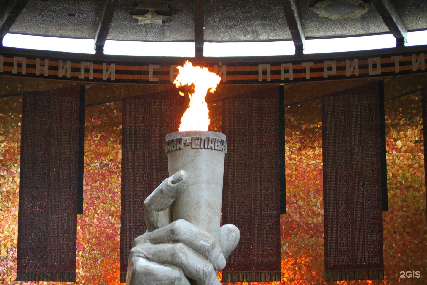 Рука с факелом в волгограде фото