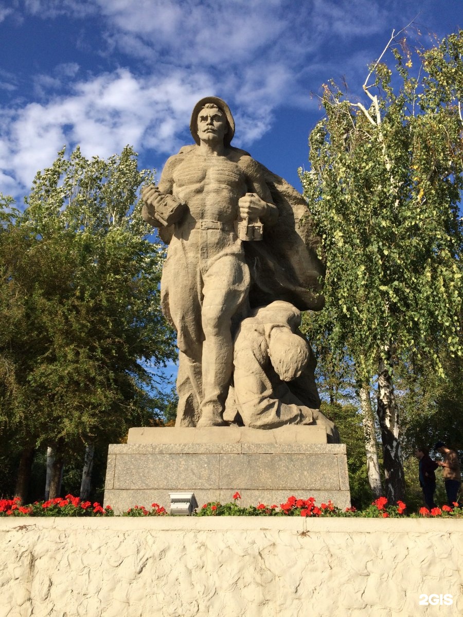 Памятник подвиг. Матросов памятник Курган. Памятник Матросова в Волгограде. Скульптура подвиг моряков Мамаев Курган. Скульптура 