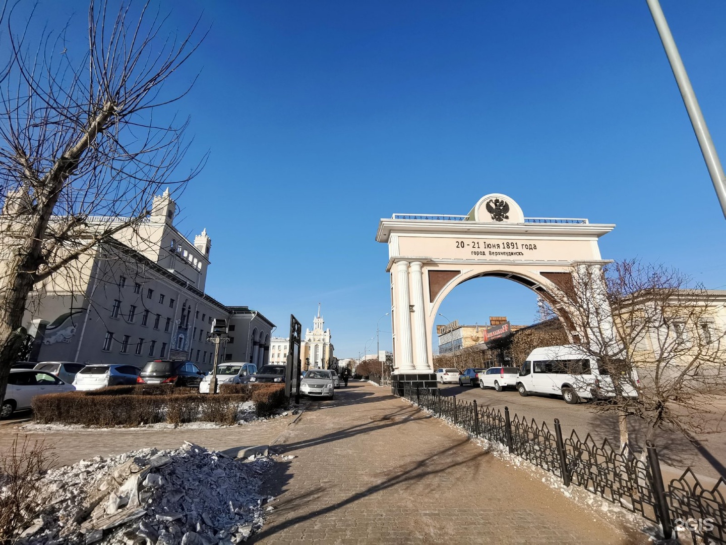 Воротов улан удэ. Царские ворота Улан-Удэ. Арка Улан-Удэ. Триумфальная арка в Улан-Удэ. Арка царские врата Улан Удэ.