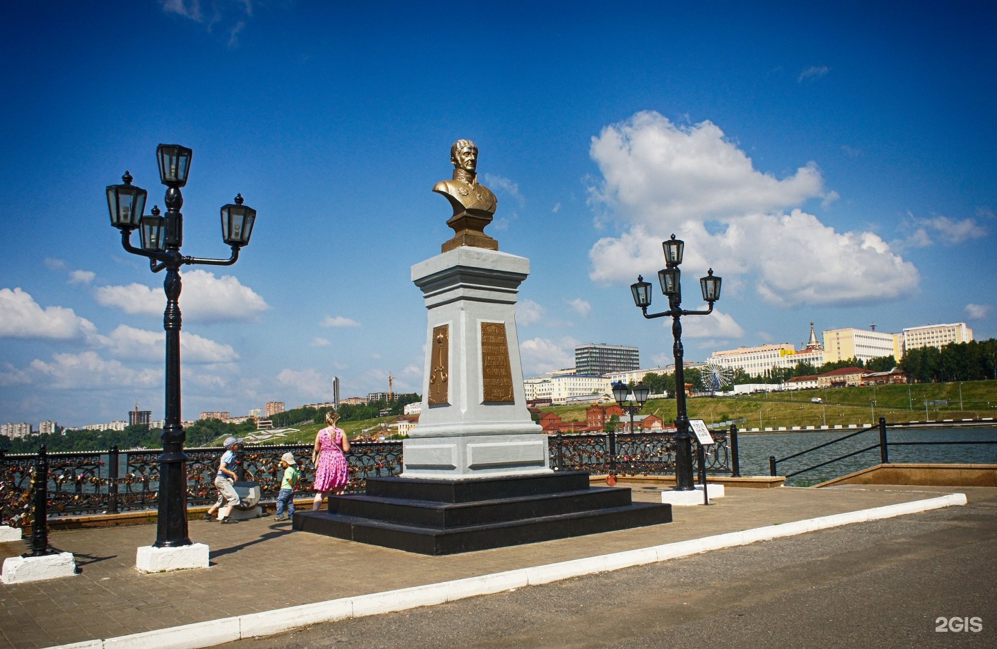 Памятник Дерябину в Ижевске