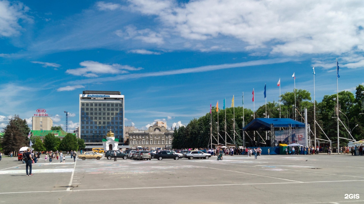 Площадь саратова. Театральная площадь Саратов. Саратов Центральная площадь. Сквер на театральной площади Саратов. Саратов Главная площадь города.