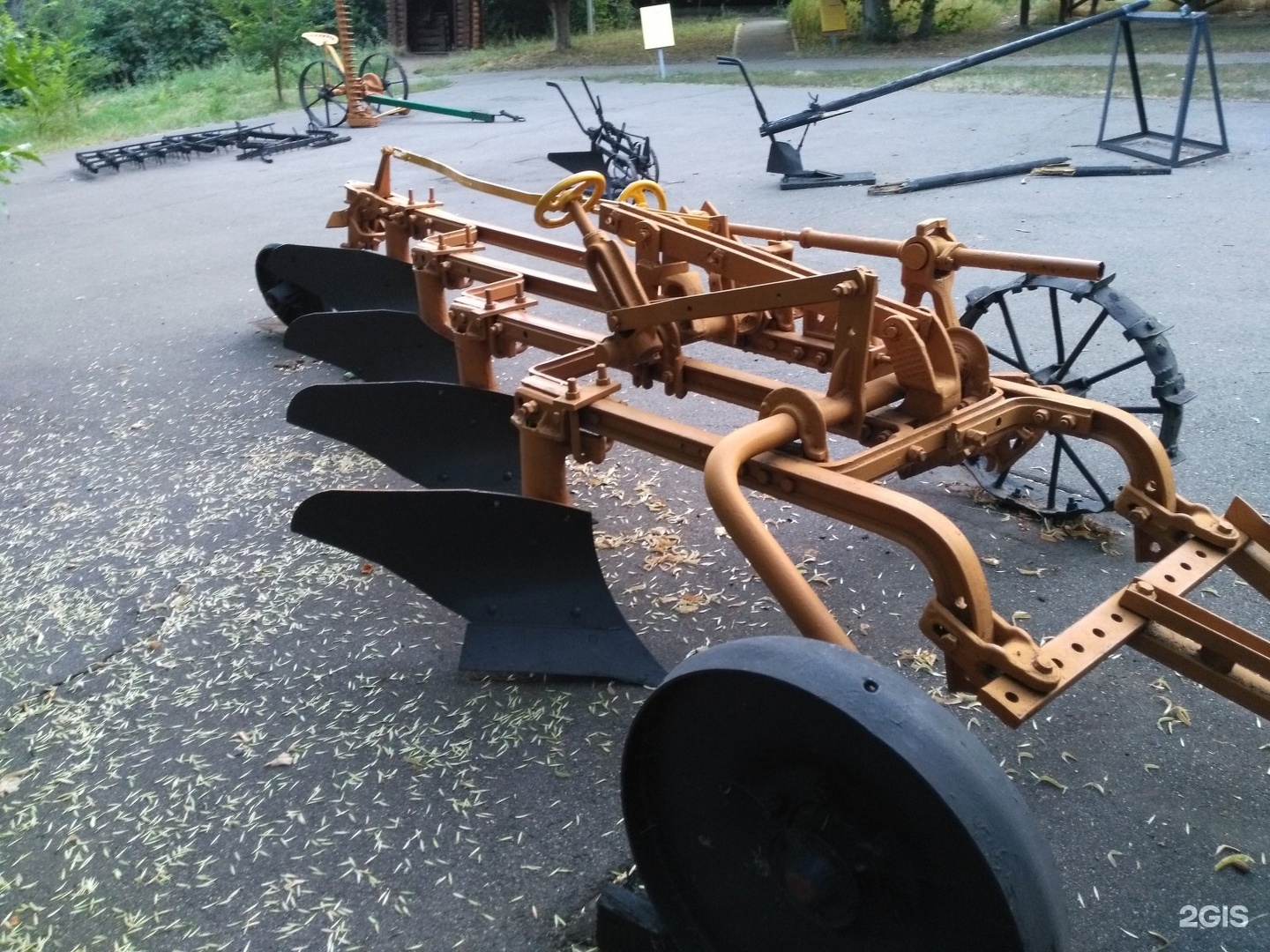 плуг плн-5-35 прицепной. трактор дт-75 с прицепным плугом. прицепной плуг - труженик для дт 75. старый прицепной плуг дт 75. плуг лемешный навесной плн-5-35.
