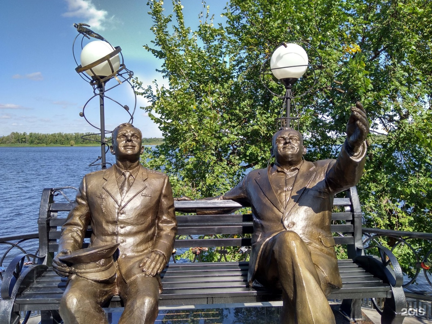 Памятник перед. Памятник Королёву и Гагарину в Энгельсе. Памятник перед полетом в Энгельсе. Перед полетом Гагарина памятник Энгельс. Памятник перед полетом на набережной в городе Энгельсе.