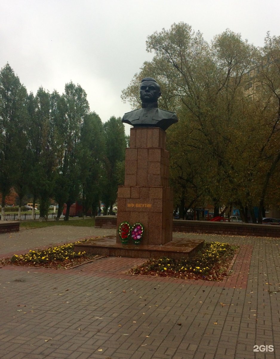 Ватутино белгород. Памятник Ватутину в Белгороде. Николай Фёдорович Ватутин памятник в Белгороде. Памятник Ватутина в Белгороде. Памятник Ватутину старый Оскол.