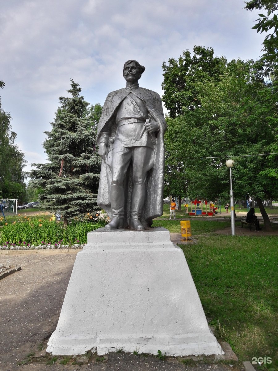 Памятники чебоксары. Чапаев памятник в Чебоксарах. Памятник Чапаю в Чебоксарах. Памятник Чапаева Чувашия. Чапаев Василий Иванович памятник.