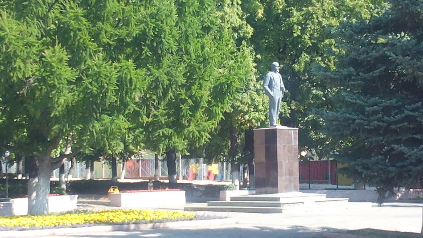 Ульяновская область город новоульяновск. Памятник Ленину в Димитровграде. Памятник Ленину в Новоульяновске. Скорбящая мать Новоульяновск. Памятник Скорбящая мать Новоульяновск.