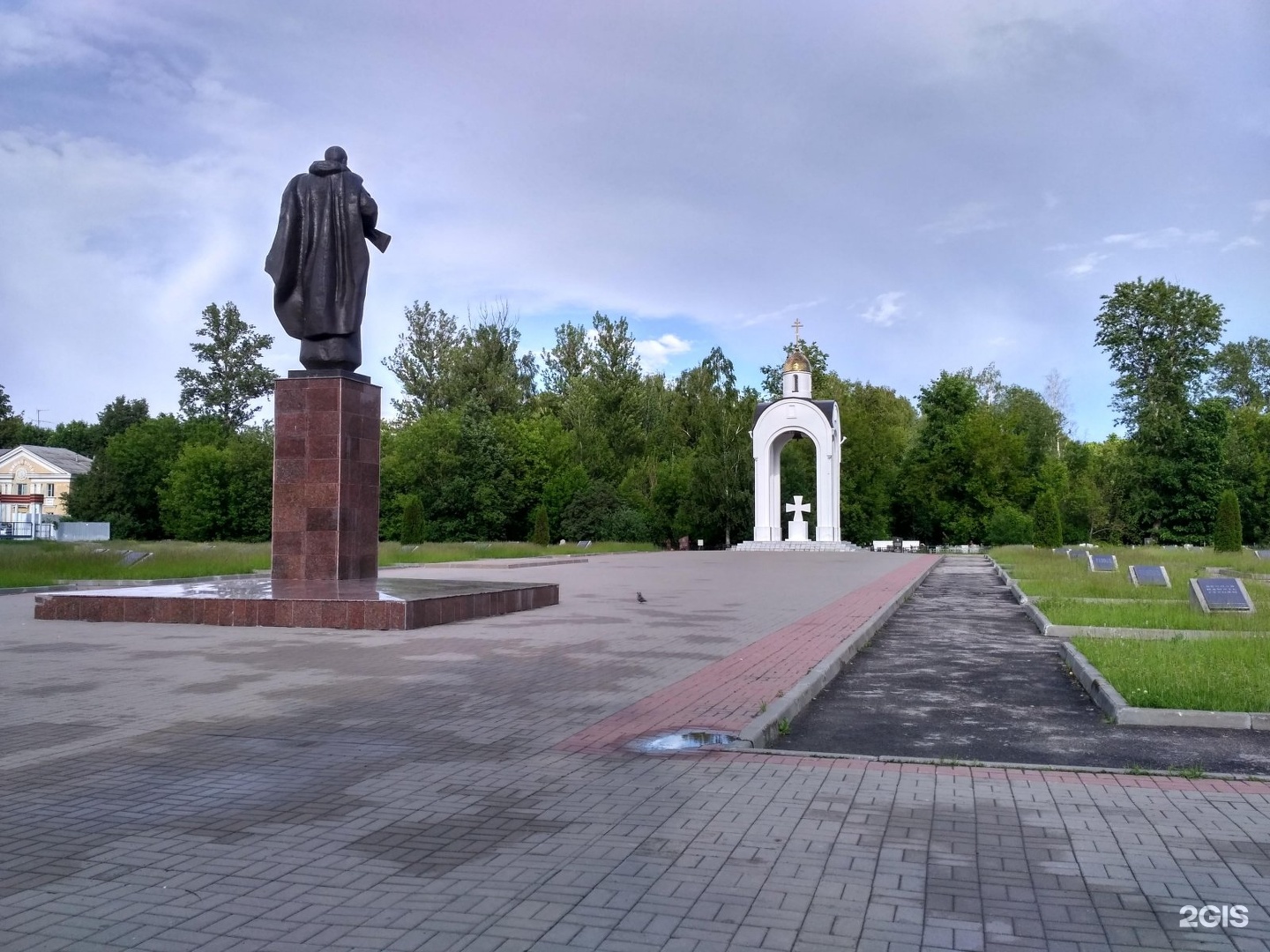 Воинский памятник. Мемориал Калуга. Воинское кладбище Калуга. Мемориальный комплекс Калуга Ждамирова. Военные памятники в Калуге.