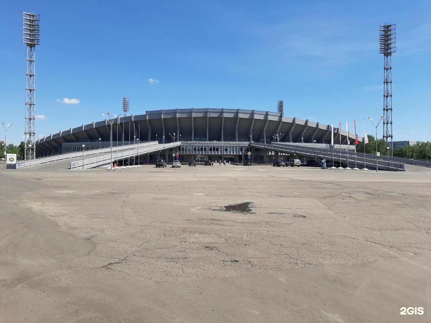 Остров отдыха красноярск. Центральный стадион имени Ленинского Комсомола Красноярск. Центральный стадион остров отдыха Красноярск. Остров отдыха 15 Красноярск. Стадион на острове отдыха Красноярск зимой.