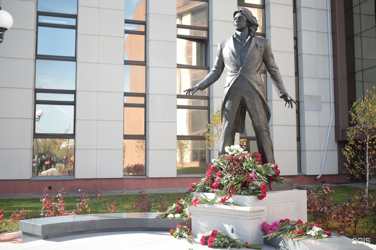 Памятник Дмитрию Хворостовскому в Красноярске