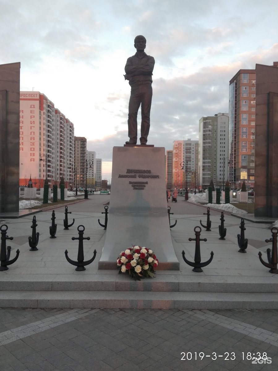 Памятник Дериглазова в Курске