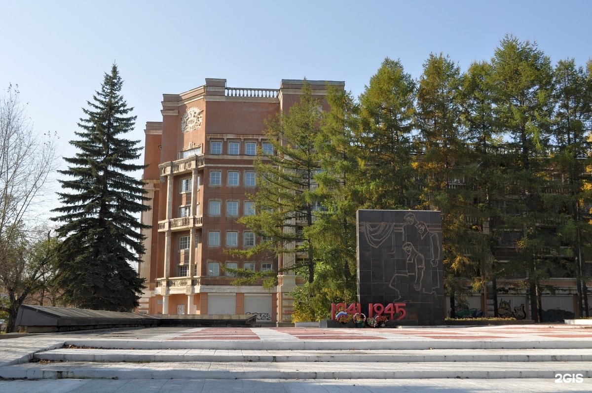Памятники вов в екатеринбурге. Памятник уралмашевцам в Екатеринбурге. Мемориал на Уралмаше. Мемориал ВОВ Екатеринбург.