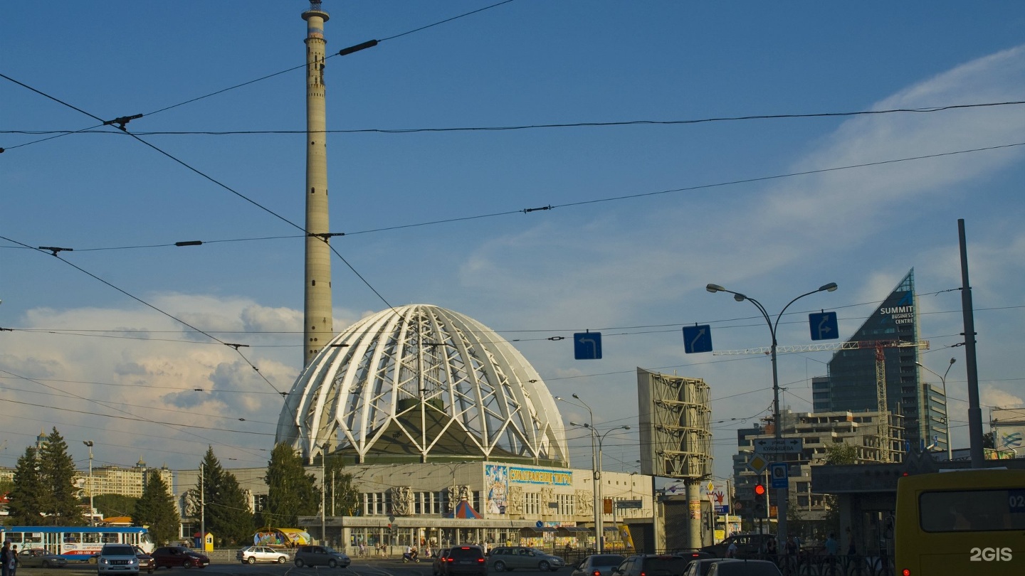 Circus tower. ЕКБ телебашня и цирк. Башня Екатеринбург у цирка. Екатеринбург цирк и саммит. Улица 8 марта цирк Екатеринбург.