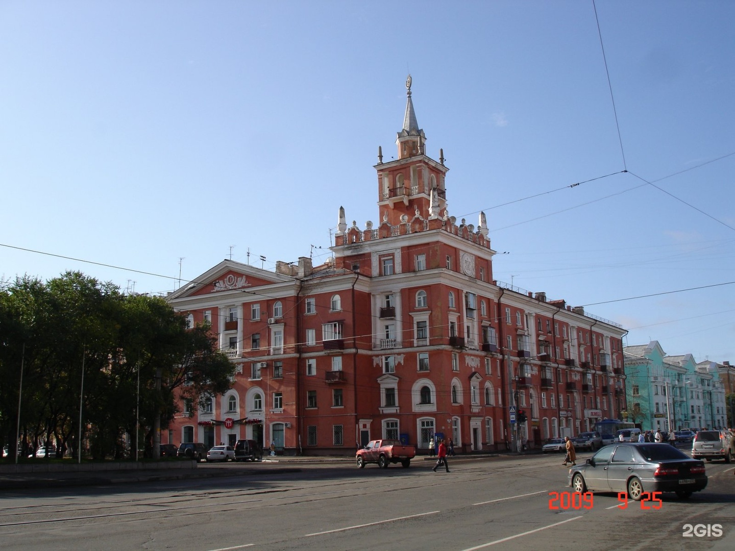 Комсомольск проспект. Проспект Ленина Комсомольск-на-Амуре. Дом со шпилем в Комсомольске на Амуре на проспекте Ленина. Комсомольск Ленина 21. Ленина 21 дом со шпилем.