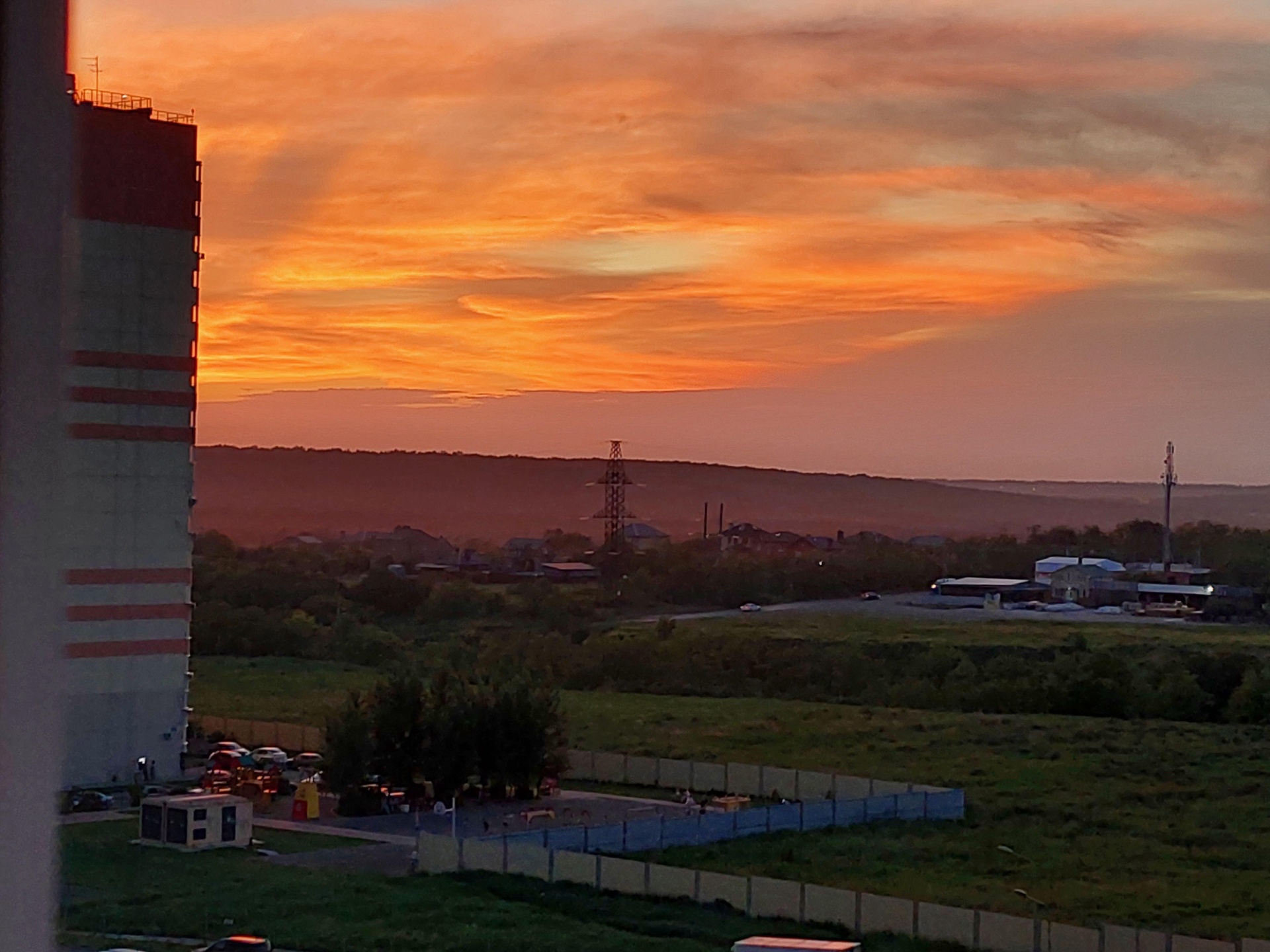 Перевернутый Дом в Парке Революции: Ростов-на-Дону, Театральная площадь, 3. Озывы, описание