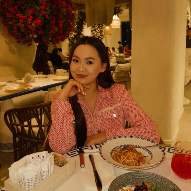 Қызыл көйлек пен колготки, секс фотосуреті