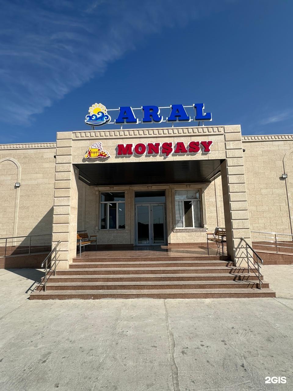 Мини юбка мен шұлық киген жалаңаш қыздар