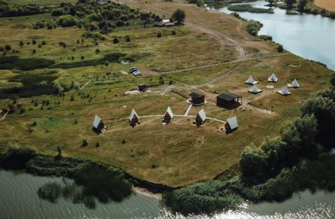 с. Подвалье: Глэмпинг Альфа