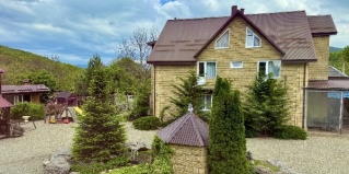 Даховская: Гостевой дом Корнилофф от Травел Хотелс Антураж